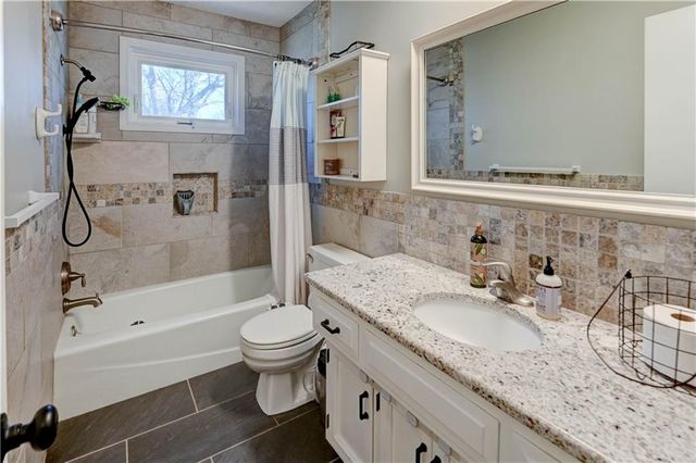 14747 S Homestead Drive, Olathe, KS 66062