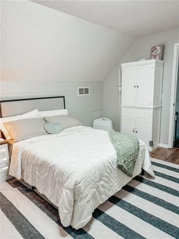 14747 S Homestead Drive, Olathe, KS 66062