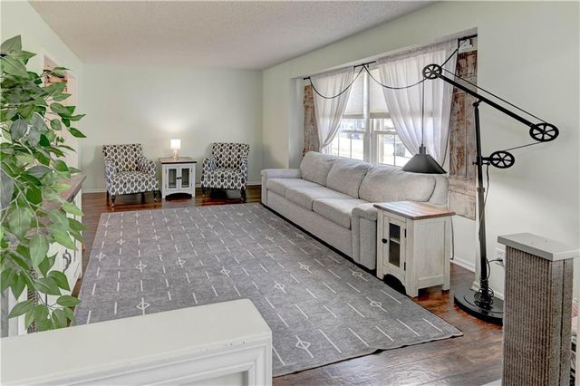 14747 S Homestead Drive, Olathe, KS 66062