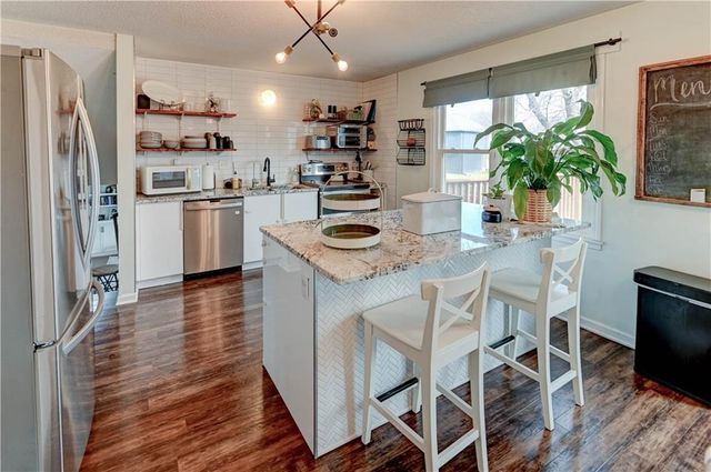 14747 S Homestead Drive, Olathe, KS 66062