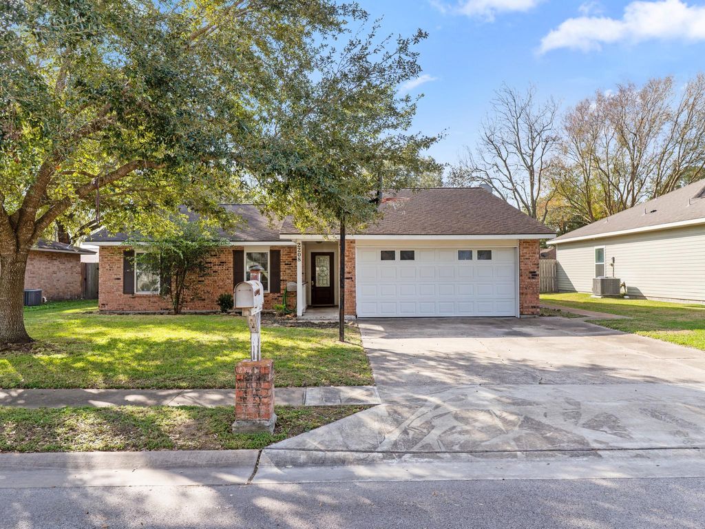2208 Gontier Drive, Bay City, TX 77414
