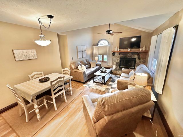 1537 N Oakhill Drive, South Bend, IN 46637