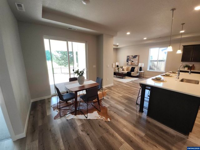 658 Magnolia Av, Woodburn, OR 97071