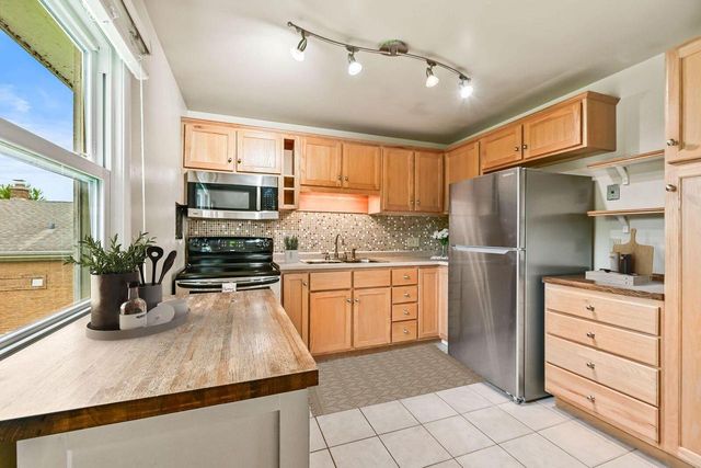1235 E Randolph COURT #D, Milwaukee, WI 53212