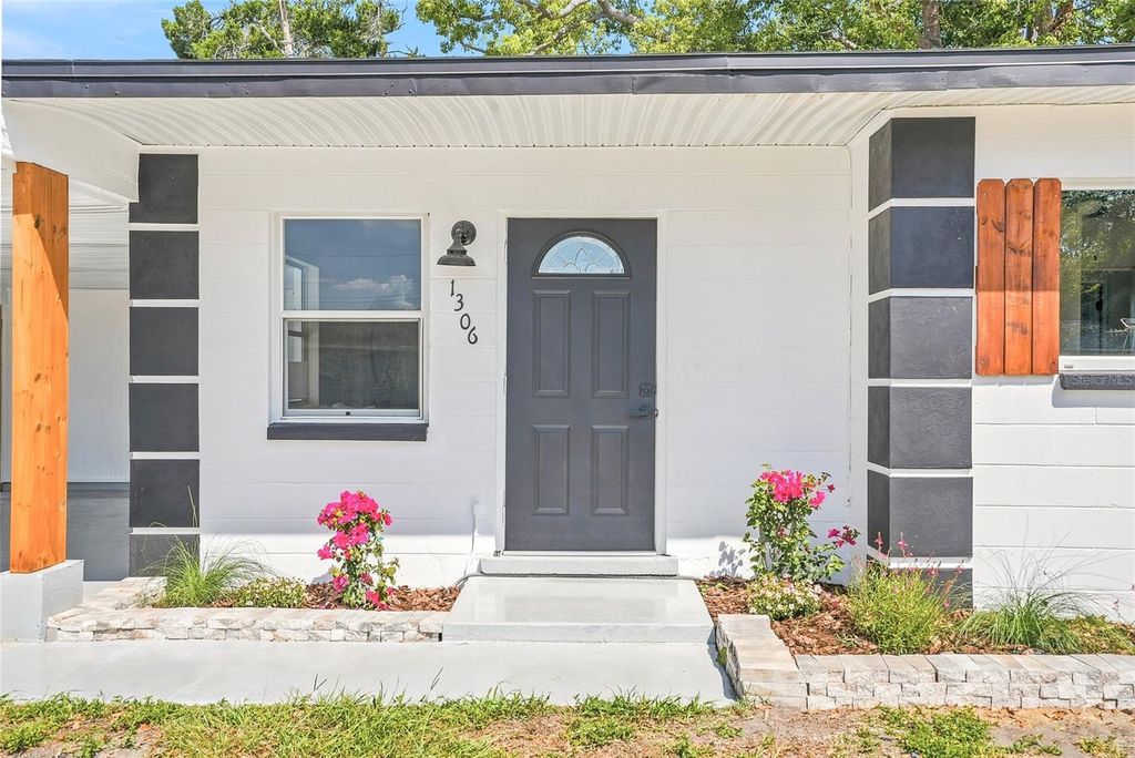 Image 2 of property listing at 1306 DARTMOUTH DRIVE, Bradenton, FL 34207