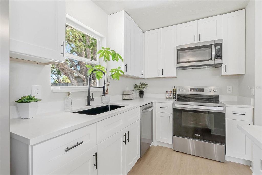 Image 11 of property listing at 1306 DARTMOUTH DRIVE, Bradenton, FL 34207
