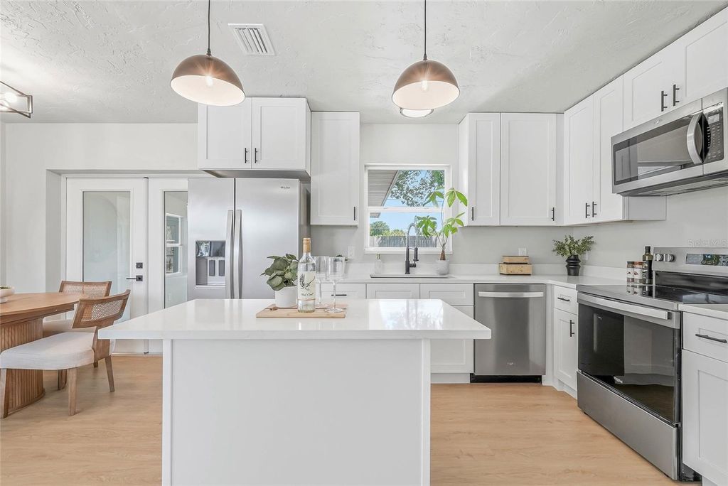 Image 12 of property listing at 1306 DARTMOUTH DRIVE, Bradenton, FL 34207