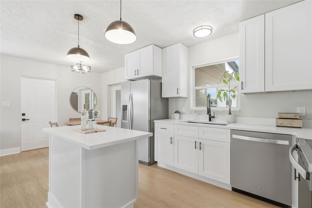 Image 13 of property listing at 1306 DARTMOUTH DRIVE, Bradenton, FL 34207