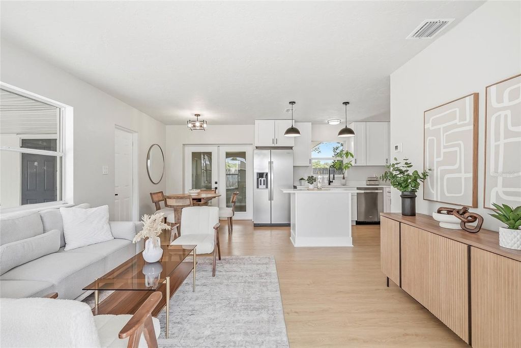 Image 3 of property listing at 1306 DARTMOUTH DRIVE, Bradenton, FL 34207