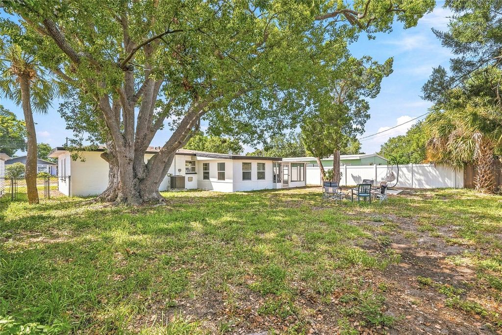 Image 30 of property listing at 1306 DARTMOUTH DRIVE, Bradenton, FL 34207