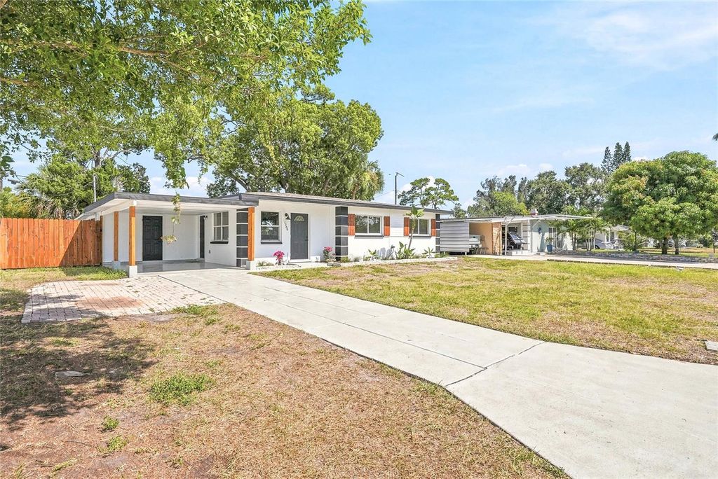 Image 34 of property listing at 1306 DARTMOUTH DRIVE, Bradenton, FL 34207