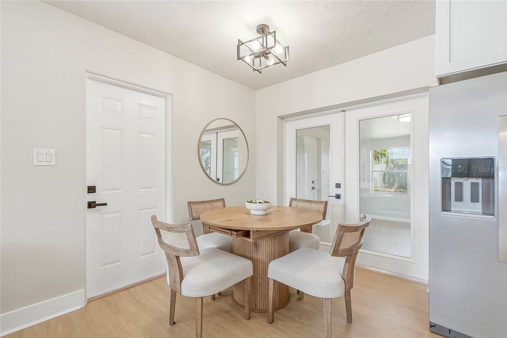 Image 8 of property listing at 1306 DARTMOUTH DRIVE, Bradenton, FL 34207