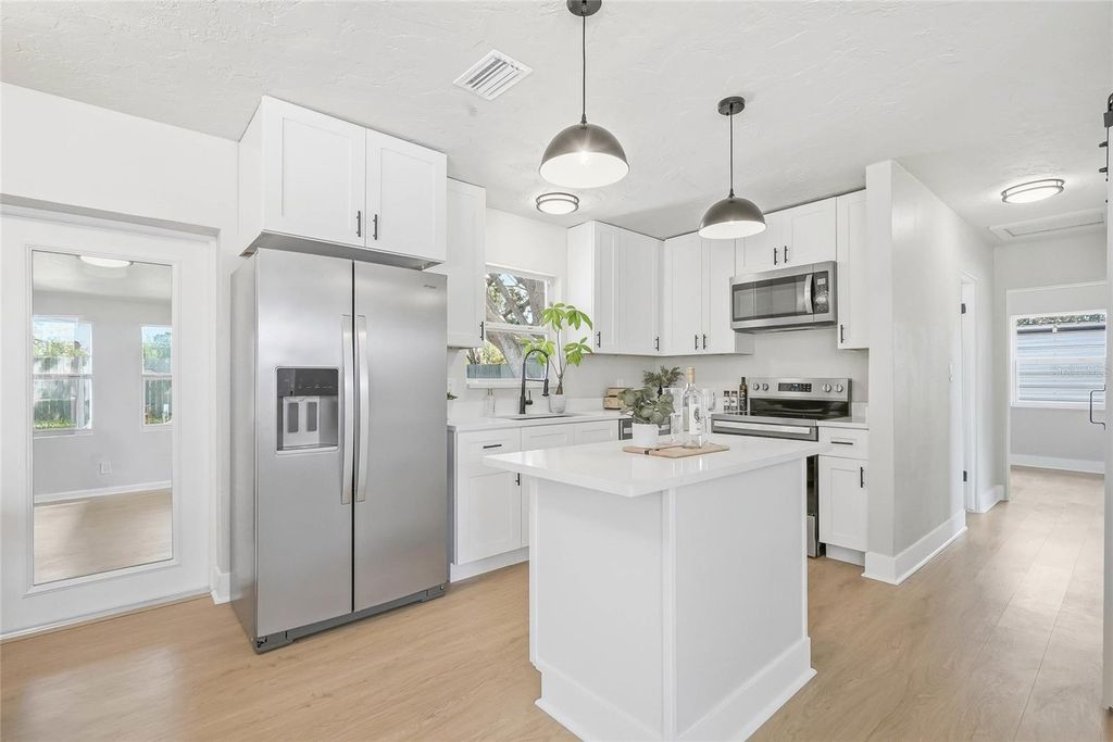 Image 9 of property listing at 1306 DARTMOUTH DRIVE, Bradenton, FL 34207
