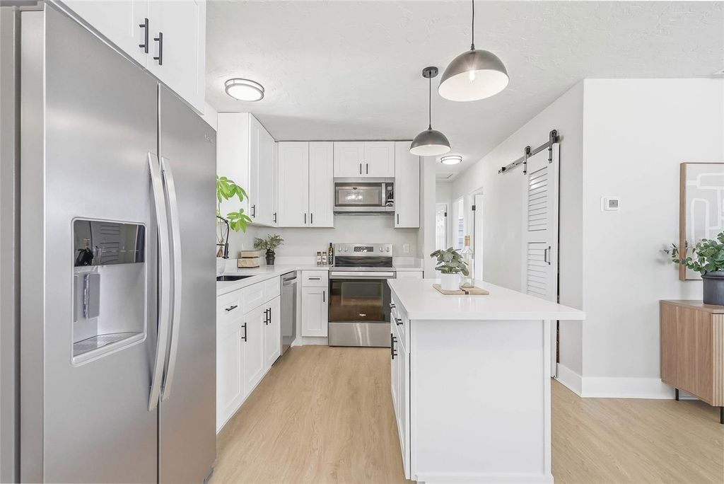 Image 10 of property listing at 1306 DARTMOUTH DRIVE, Bradenton, FL 34207
