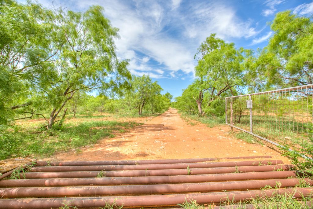 Image 2 of property listing at 4124 E State Highway 158, Bronte, TX 76933
