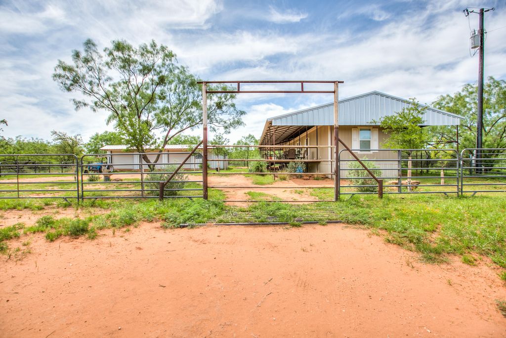 Image 3 of property listing at 4124 E State Highway 158, Bronte, TX 76933