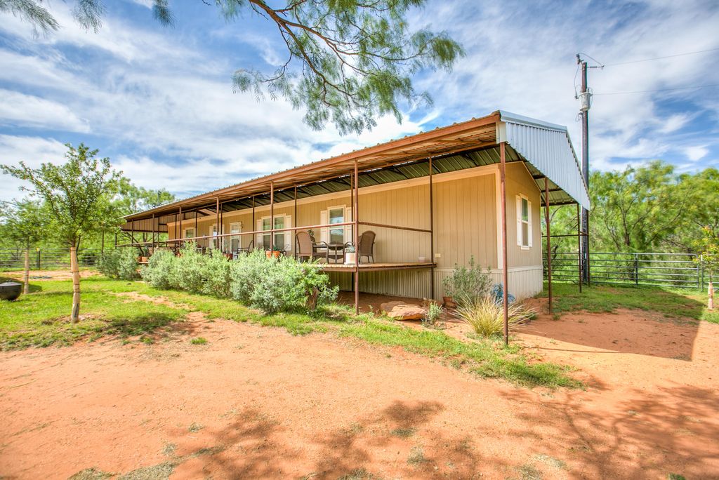Image 4 of property listing at 4124 E State Highway 158, Bronte, TX 76933
