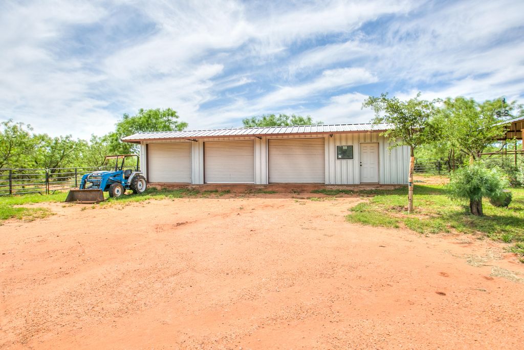 Image 5 of property listing at 4124 E State Highway 158, Bronte, TX 76933