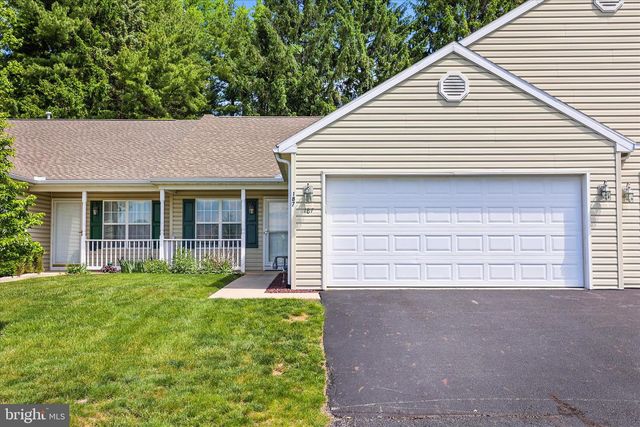 187 WINNERS CIRCLE DR, Red Lion, PA 17356