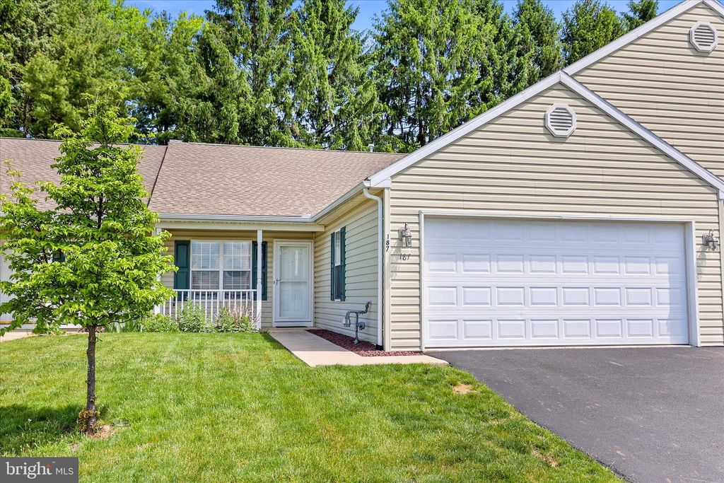 187 WINNERS CIRCLE DR, Red Lion, PA 17356