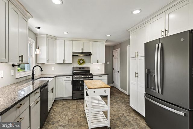 162 LAKE DR, Downingtown, PA 19335