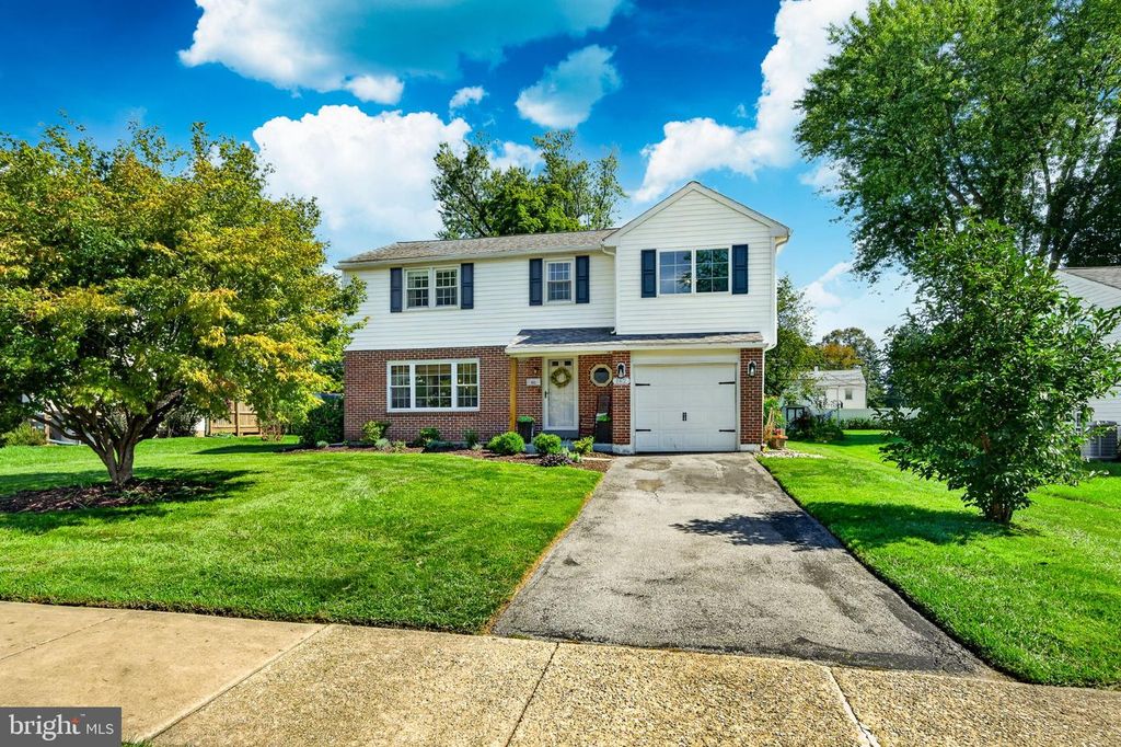 162 LAKE DR, Downingtown, PA 19335