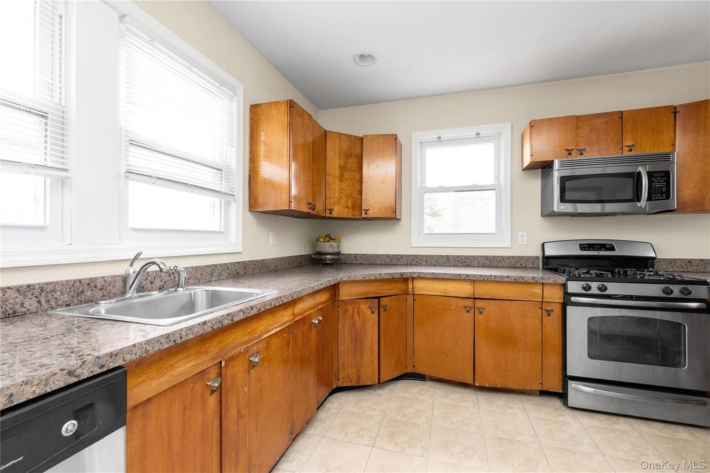 73 Liberty Avenue, Mineola, NY 11501 — photo 3