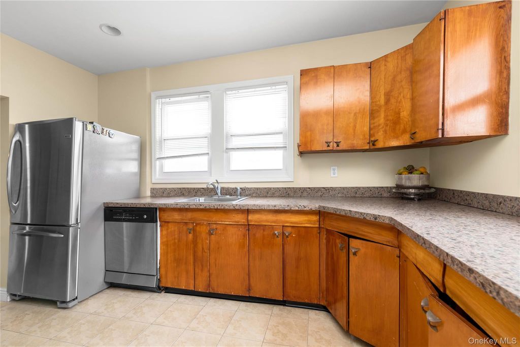 73 Liberty Avenue, Mineola, NY 11501 — photo 4