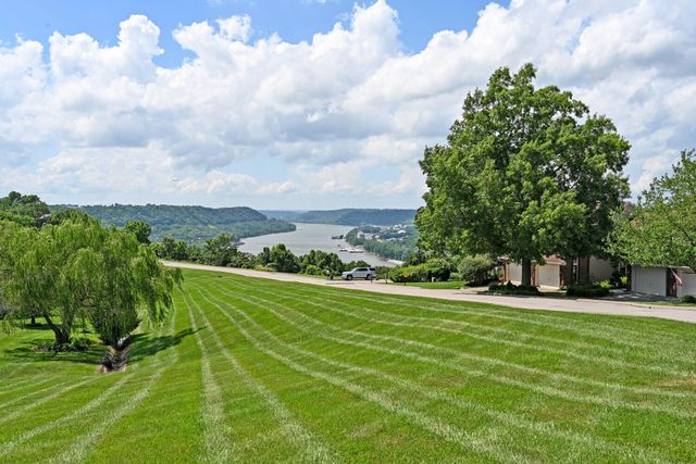 2802 Dry Ridge Court, Villa Hills, KY 41017