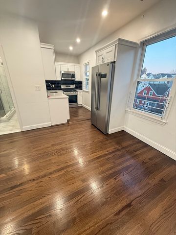 112 Hollingsworth St 5, Lynn, MA 01902