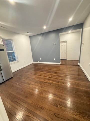 112 Hollingsworth St 5, Lynn, MA 01902