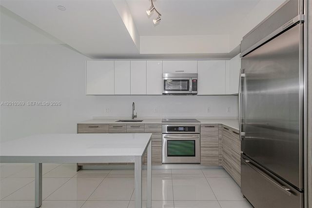 1300 Brickell Bay Dr 2808, Miami, FL 33131