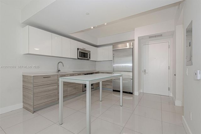 1300 Brickell Bay Dr 2808, Miami, FL 33131