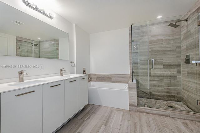 1300 Brickell Bay Dr 2808, Miami, FL 33131