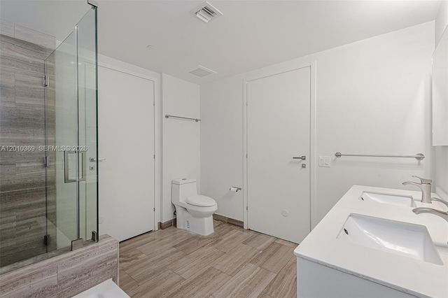 1300 Brickell Bay Dr 2808, Miami, FL 33131