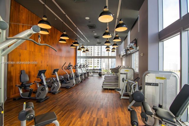 1300 Brickell Bay Dr 2808, Miami, FL 33131