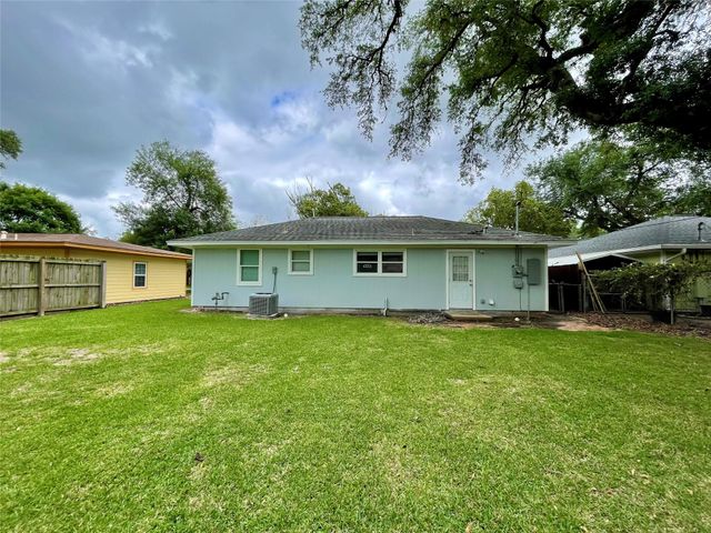 244 Caladium Street, Lake Jackson, TX 77566