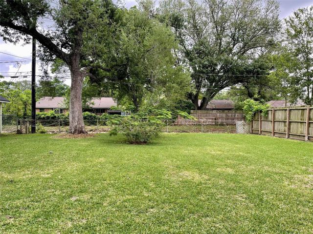 244 Caladium Street, Lake Jackson, TX 77566