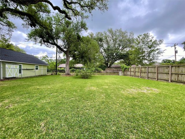 244 Caladium Street, Lake Jackson, TX 77566