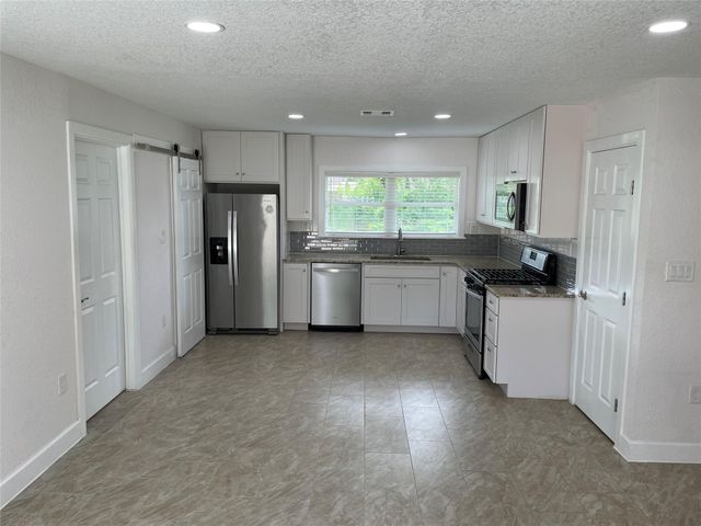 244 Caladium Street, Lake Jackson, TX 77566