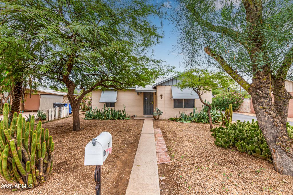 8911 N 10TH Street, Phoenix, AZ 85020