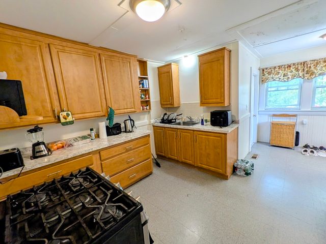 58 Ash St 3, Waltham, MA 02453
