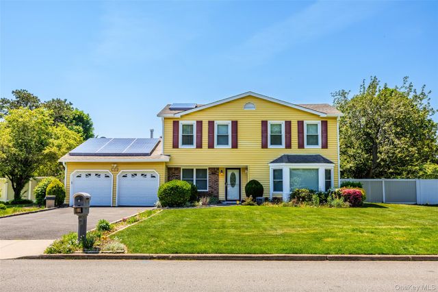 8 Lisa Court, Medford, NY 11763
