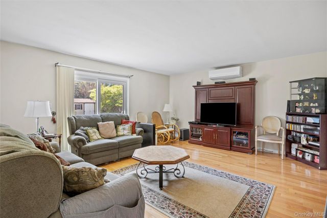 8 Lisa Court, Medford, NY 11763