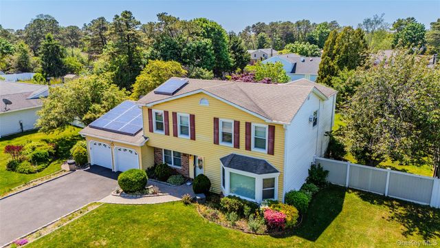 8 Lisa Court, Medford, NY 11763