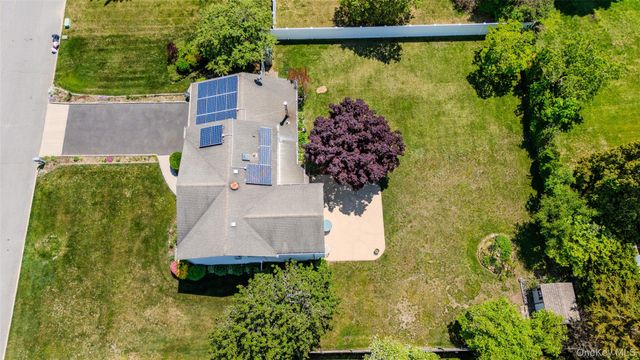 8 Lisa Court, Medford, NY 11763