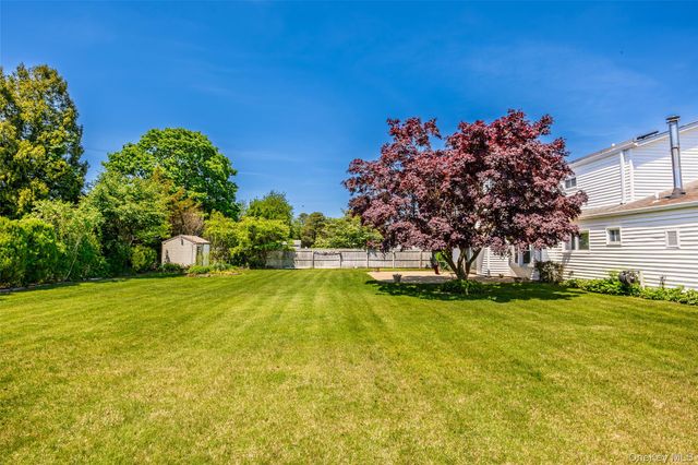 8 Lisa Court, Medford, NY 11763