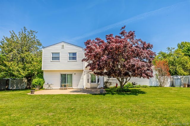 8 Lisa Court, Medford, NY 11763