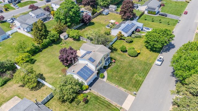 8 Lisa Court, Medford, NY 11763