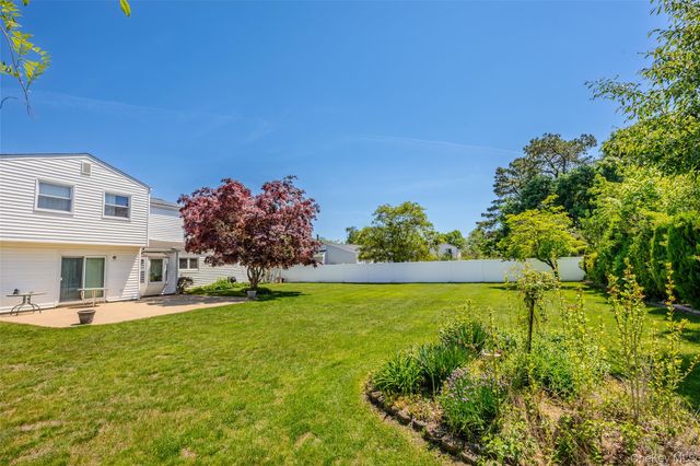 8 Lisa Court, Medford, NY 11763